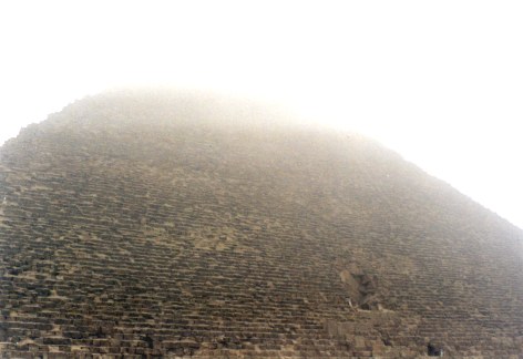 Cheopspyramide im Morgennebel